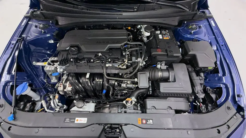 2025 Hyundai ELANTRA SE