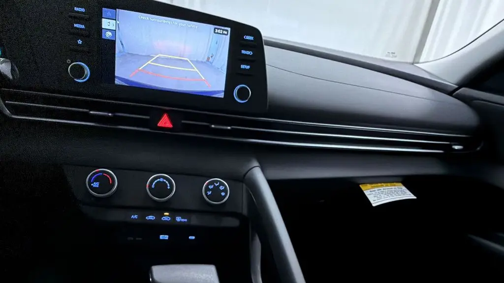 2025 Hyundai ELANTRA SE