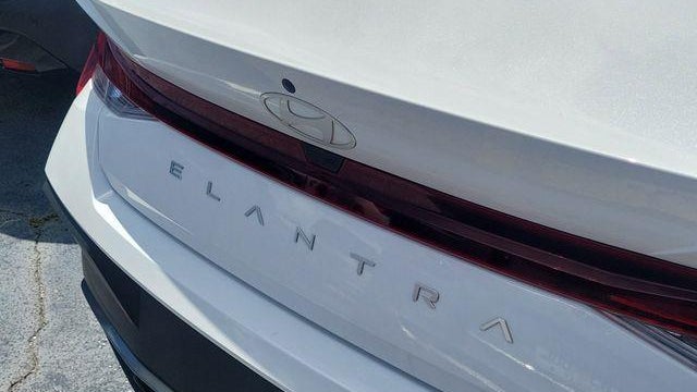 2025 Hyundai ELANTRA SE