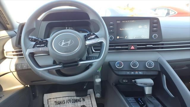 2025 Hyundai ELANTRA SE