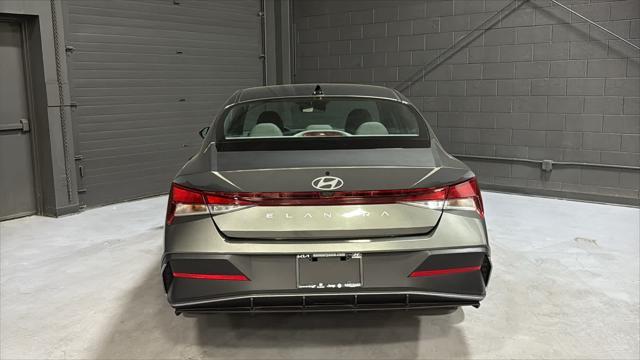 2025 Hyundai ELANTRA SE