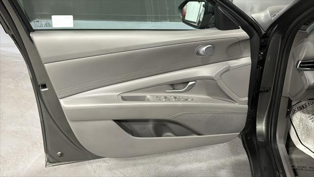 2025 Hyundai ELANTRA SE