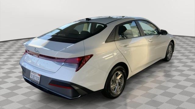 2025 Hyundai ELANTRA SE