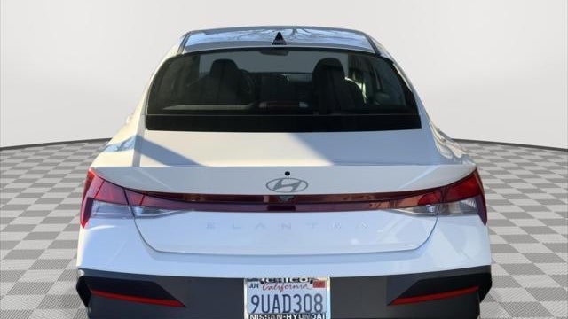 2025 Hyundai ELANTRA SE
