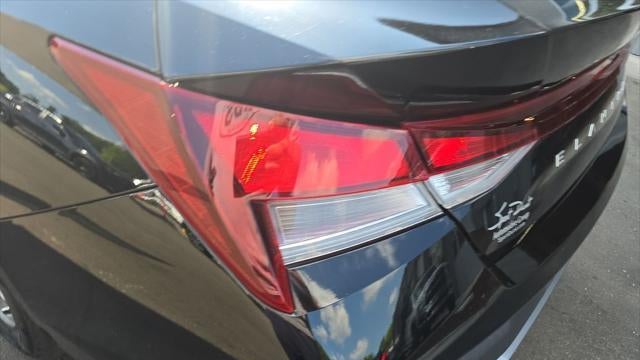 2024 Hyundai ELANTRA SE