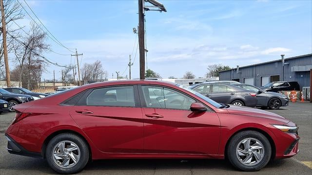2024 Hyundai ELANTRA SE