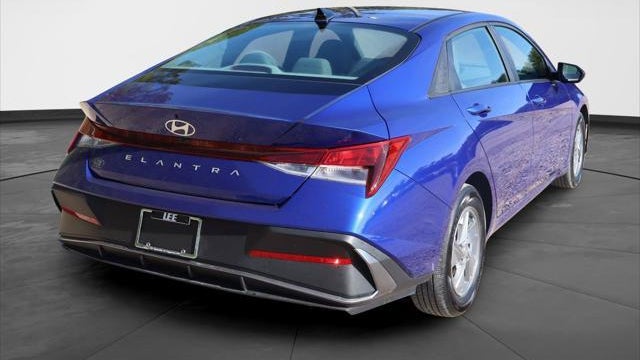 2024 Hyundai ELANTRA SE
