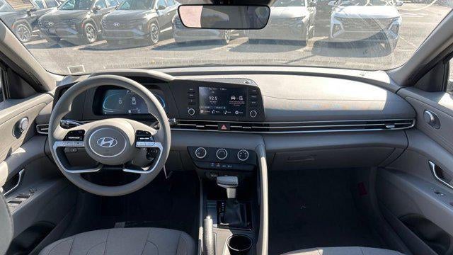 2025 Hyundai ELANTRA SE