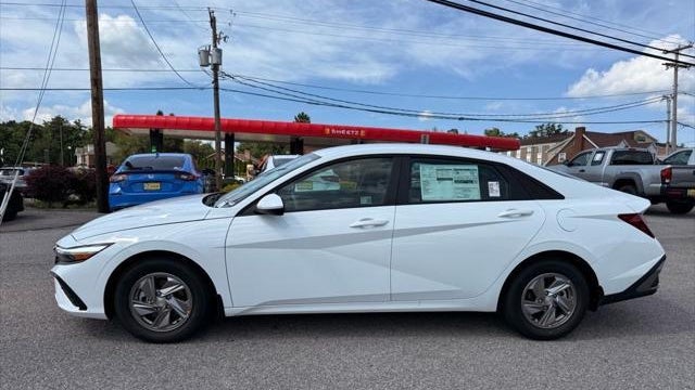 2025 Hyundai ELANTRA SE