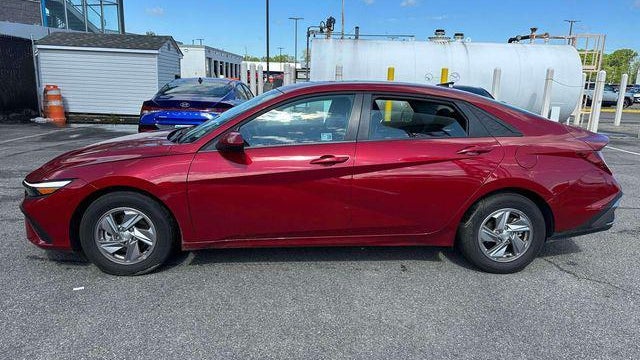2025 Hyundai ELANTRA SE