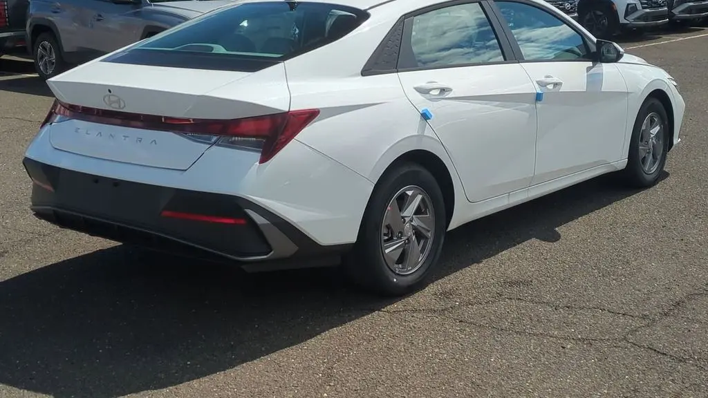 2026 Hyundai ELANTRA SE