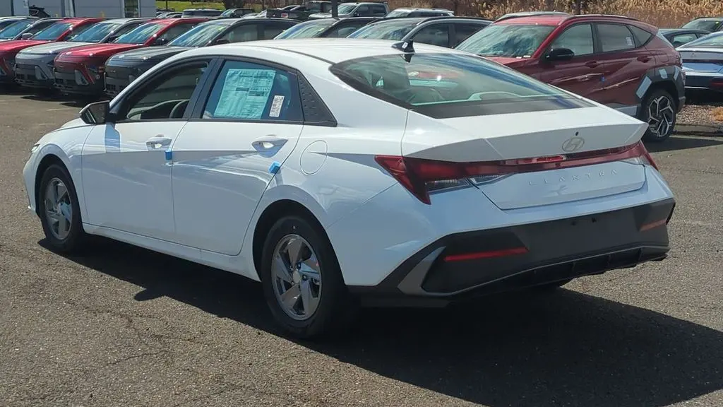 2026 Hyundai ELANTRA SE