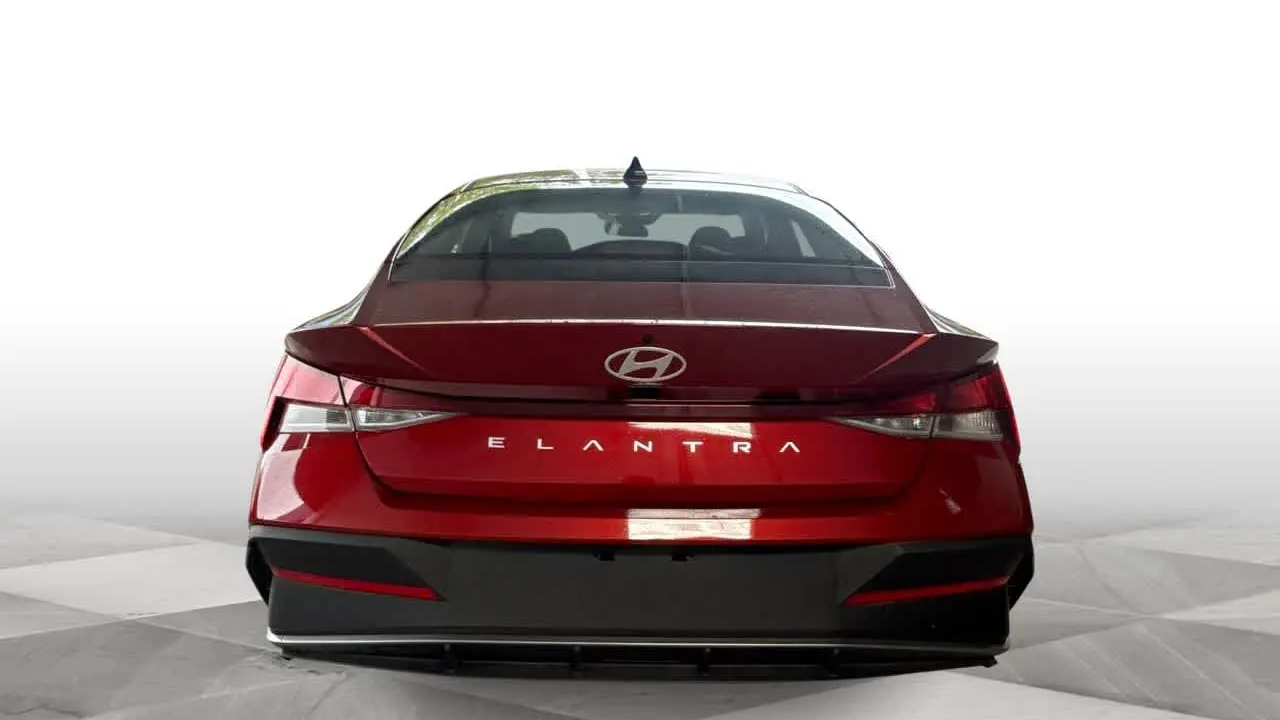 2025 Hyundai ELANTRA SE