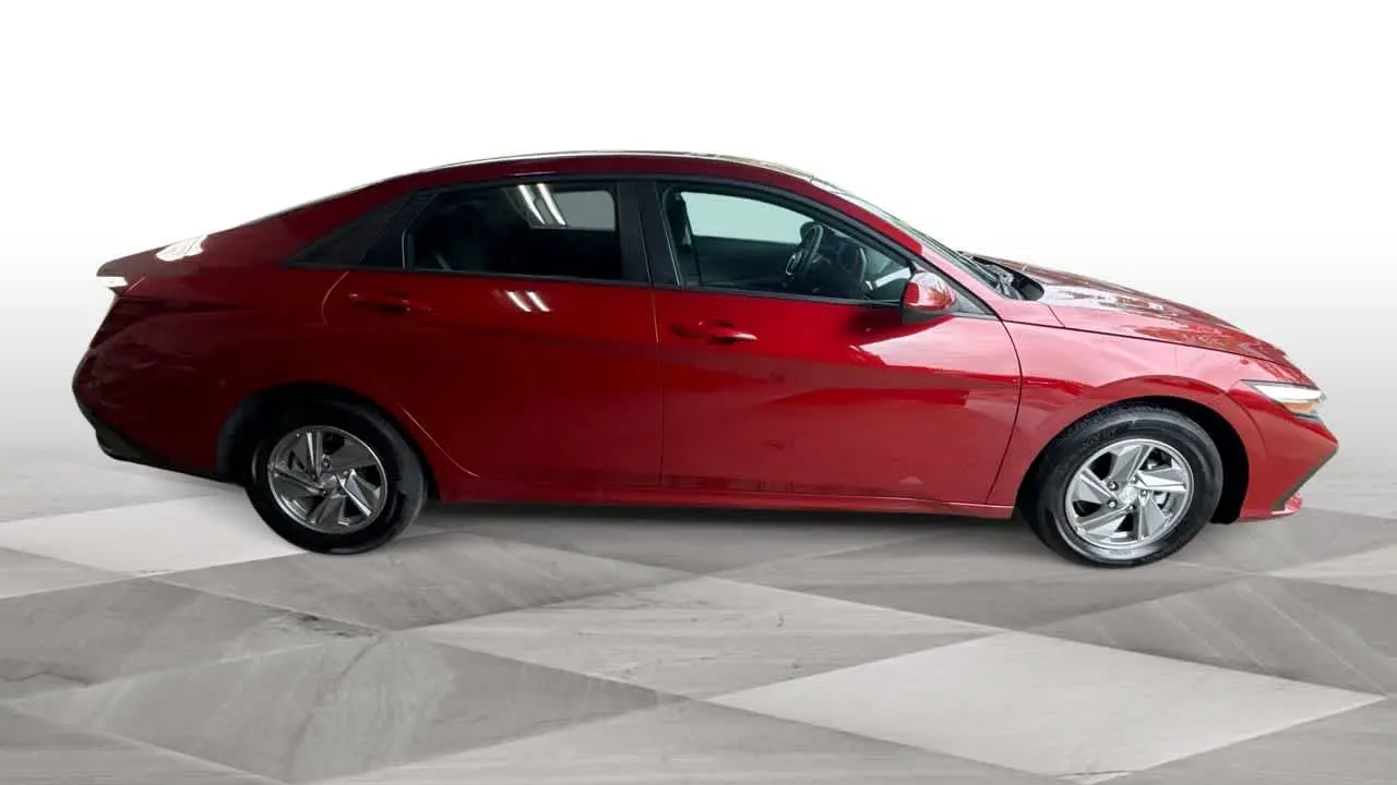 2025 Hyundai ELANTRA SE