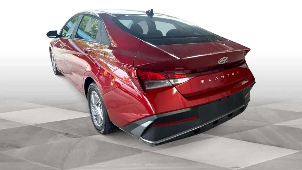 2025 Hyundai ELANTRA SE