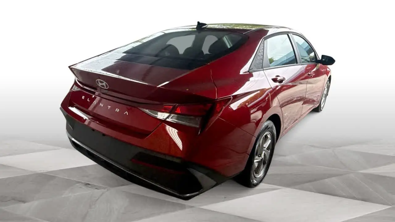 2025 Hyundai ELANTRA SE