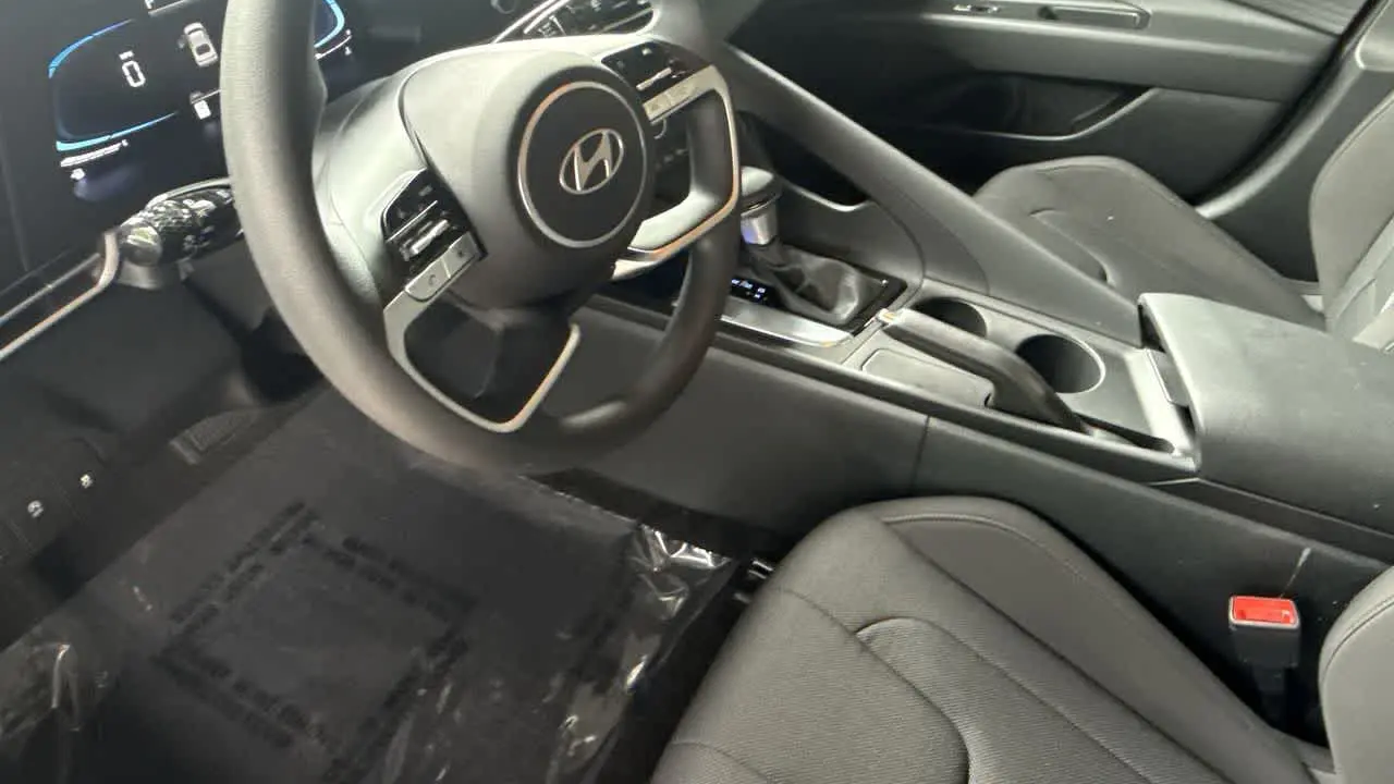 2025 Hyundai ELANTRA SE