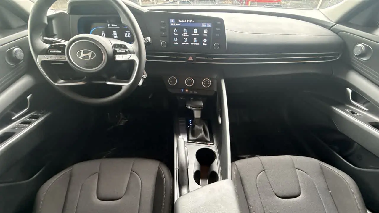 2025 Hyundai ELANTRA SE