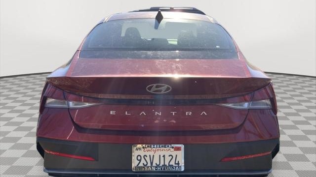 2025 Hyundai ELANTRA SE