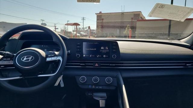 2024 Hyundai ELANTRA SE