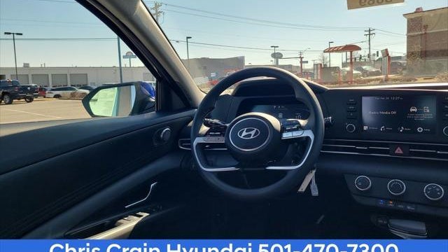 2024 Hyundai ELANTRA SE