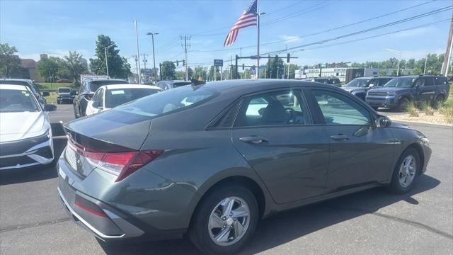 2024 Hyundai ELANTRA SE