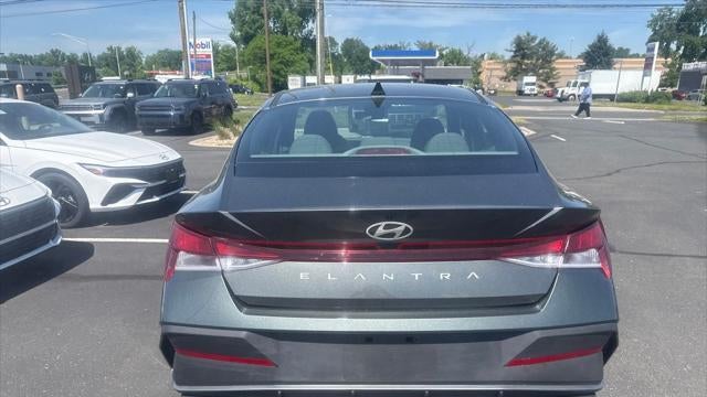 2024 Hyundai ELANTRA SE