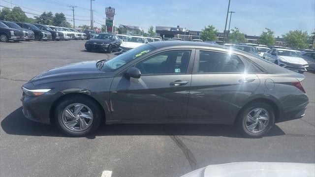 2024 Hyundai ELANTRA SE