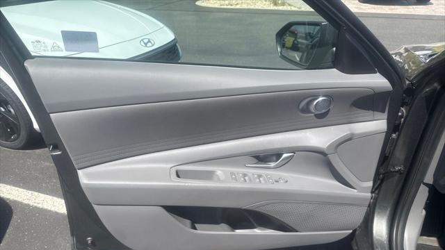 2024 Hyundai ELANTRA SE