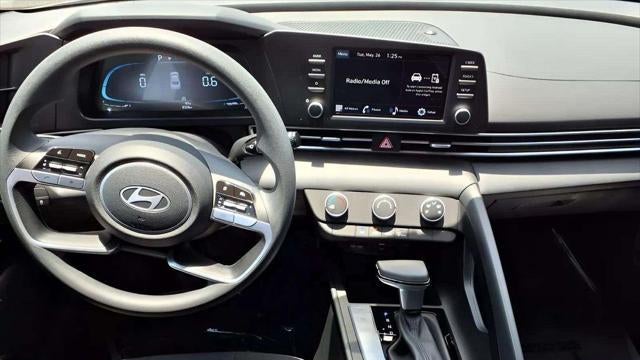 2024 Hyundai ELANTRA SE