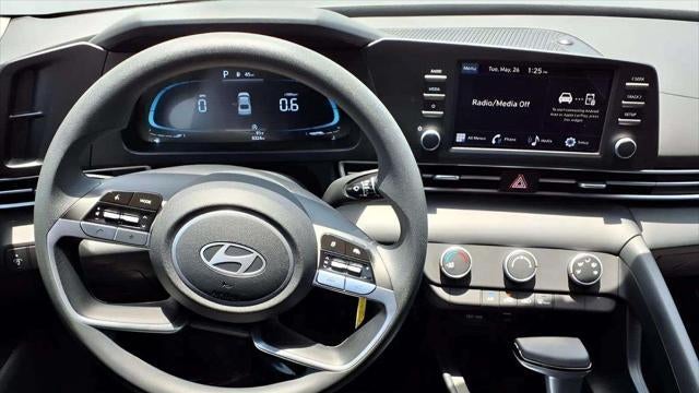 2024 Hyundai ELANTRA SE