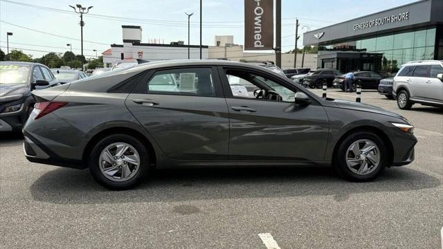 2024 Hyundai ELANTRA SE