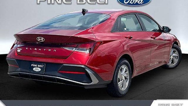2024 Hyundai ELANTRA SE