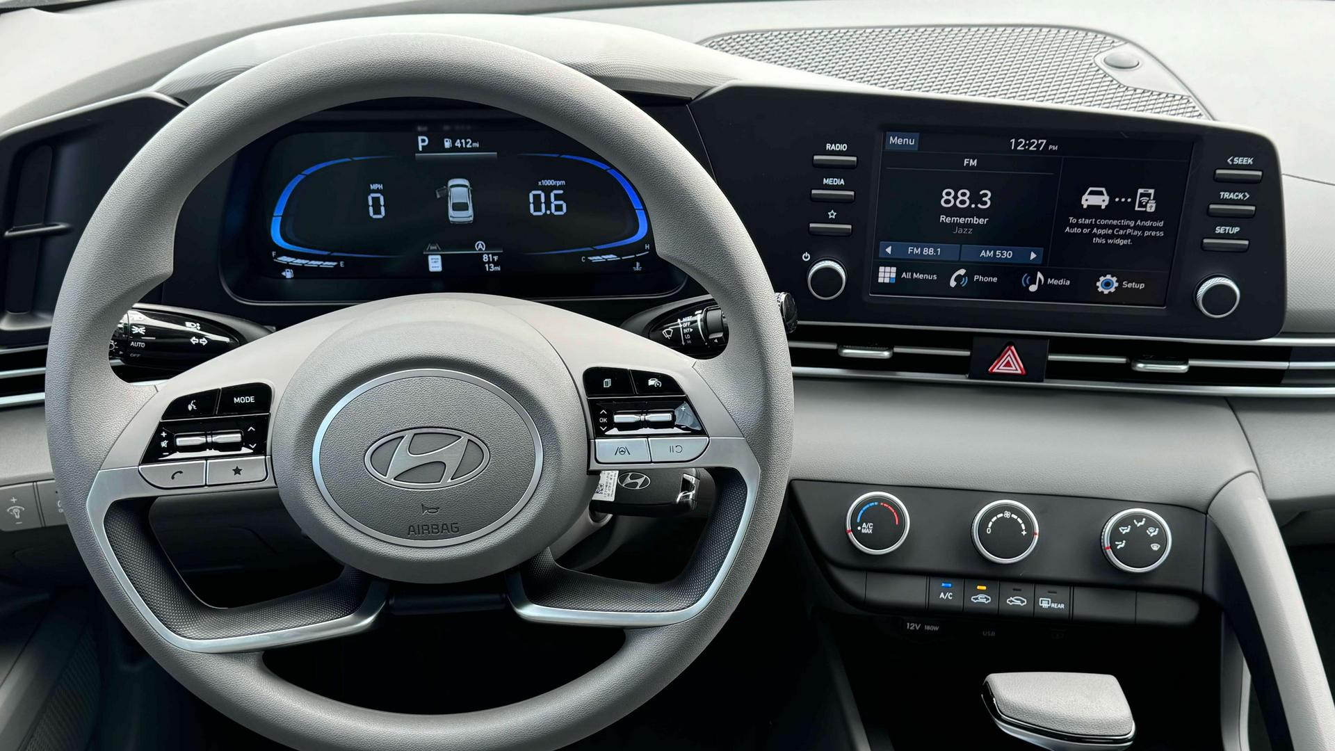 2025 Hyundai ELANTRA SE