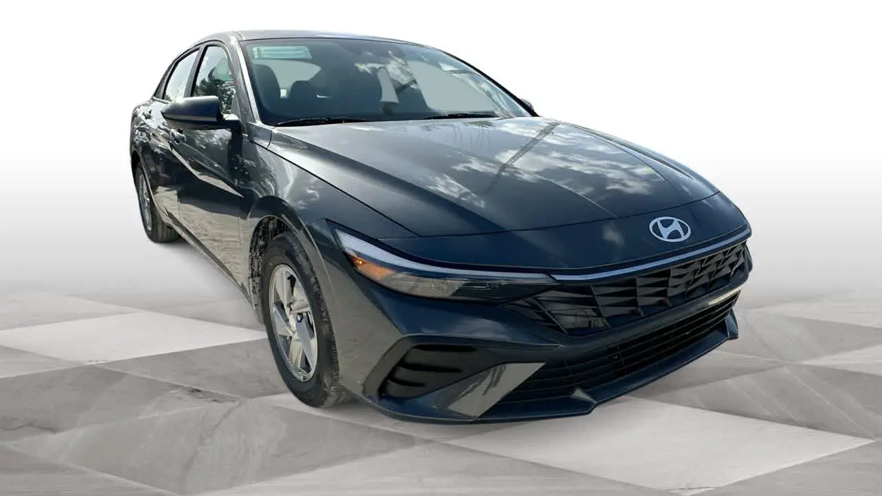 2025 Hyundai ELANTRA SE