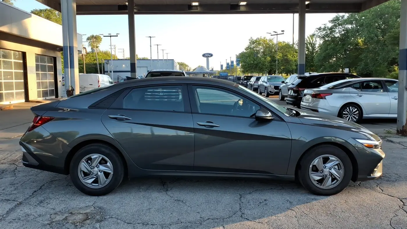2025 Hyundai ELANTRA SE