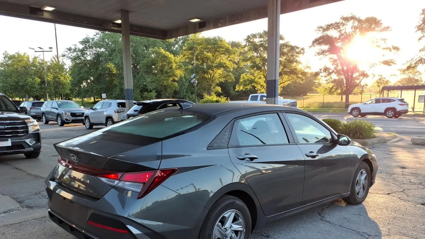 2025 Hyundai ELANTRA SE