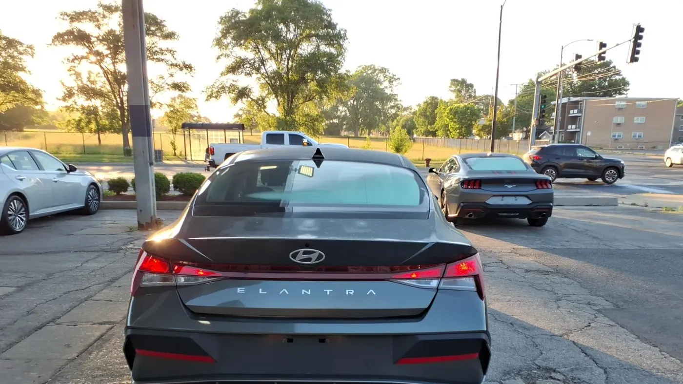 2025 Hyundai ELANTRA SE