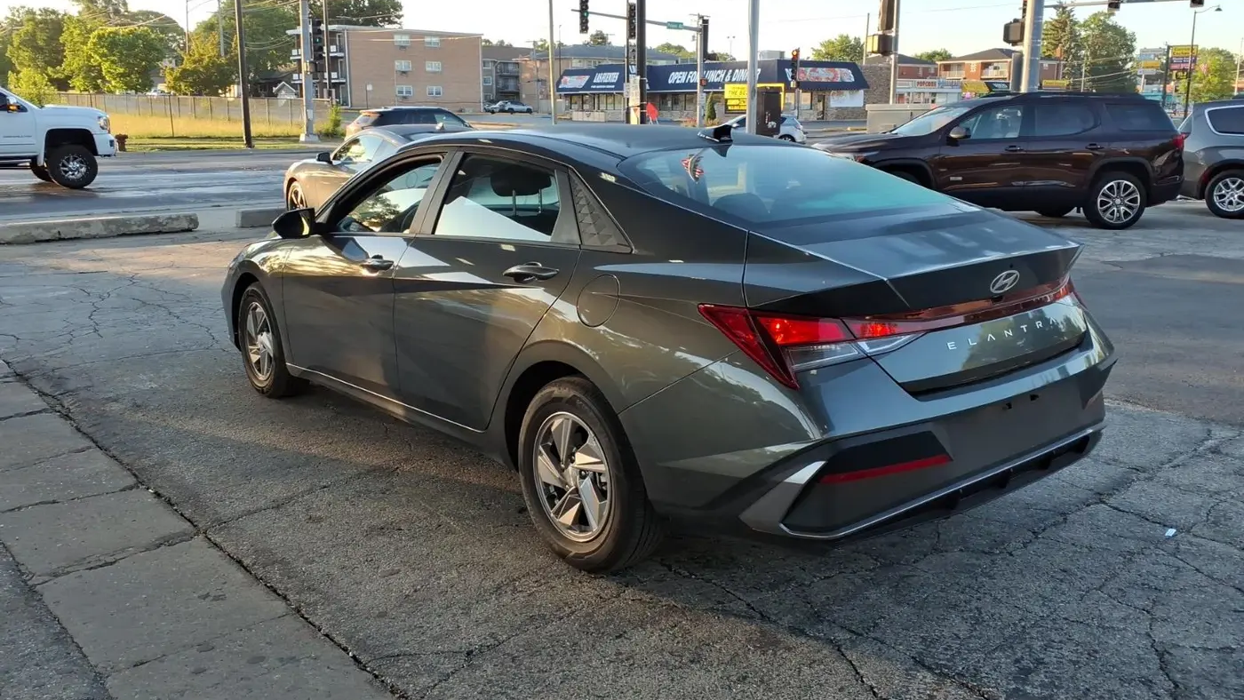 2025 Hyundai ELANTRA SE
