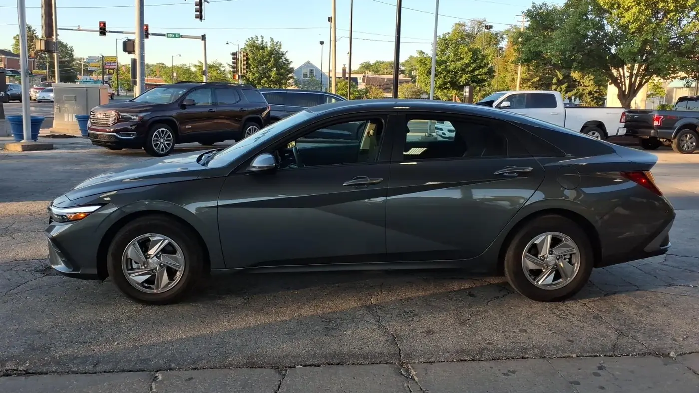 2025 Hyundai ELANTRA SE