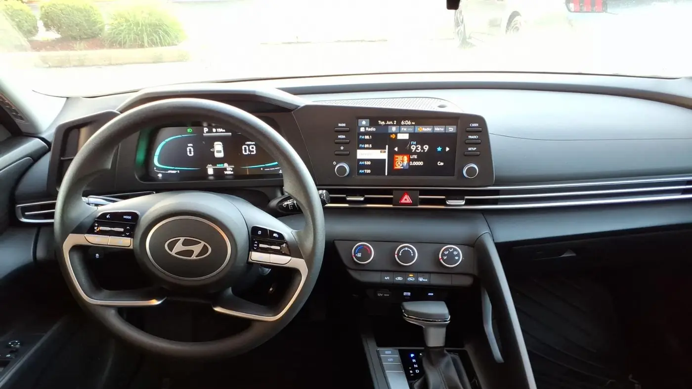 2025 Hyundai ELANTRA SE