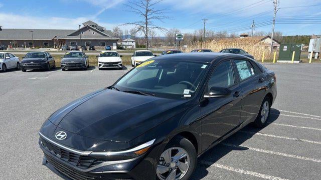 2025 Hyundai ELANTRA SE
