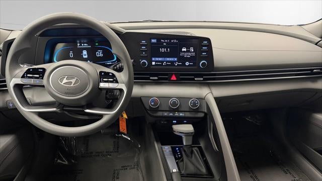 2025 Hyundai ELANTRA SE