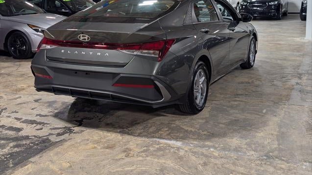 2025 Hyundai ELANTRA SE