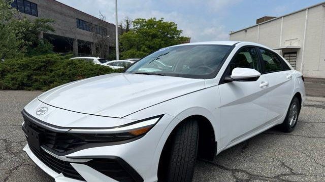 2025 Hyundai ELANTRA SE