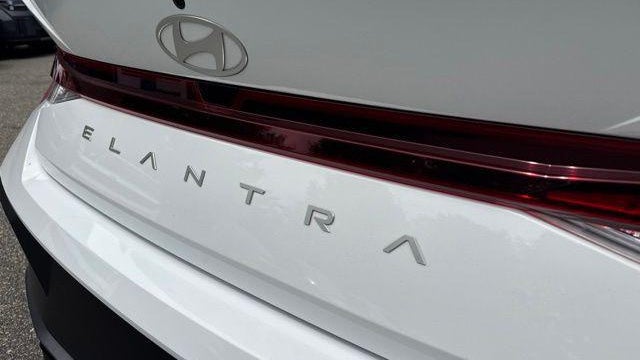 2025 Hyundai ELANTRA SE