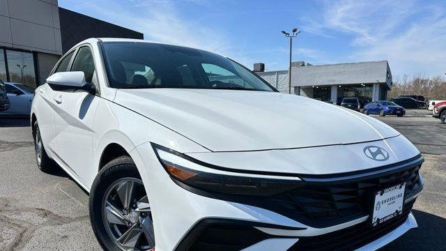 2025 Hyundai ELANTRA SE