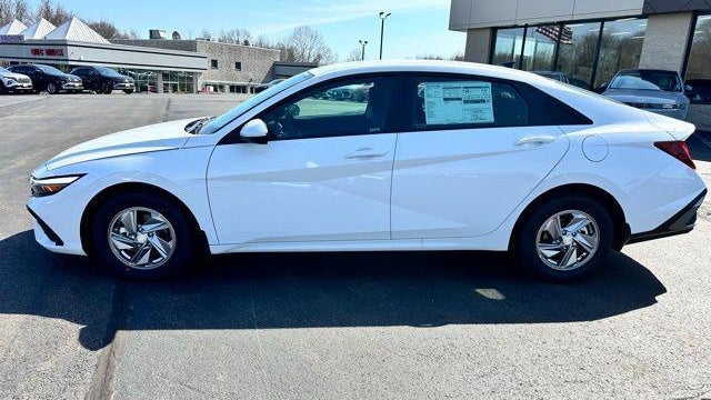 2025 Hyundai ELANTRA SE