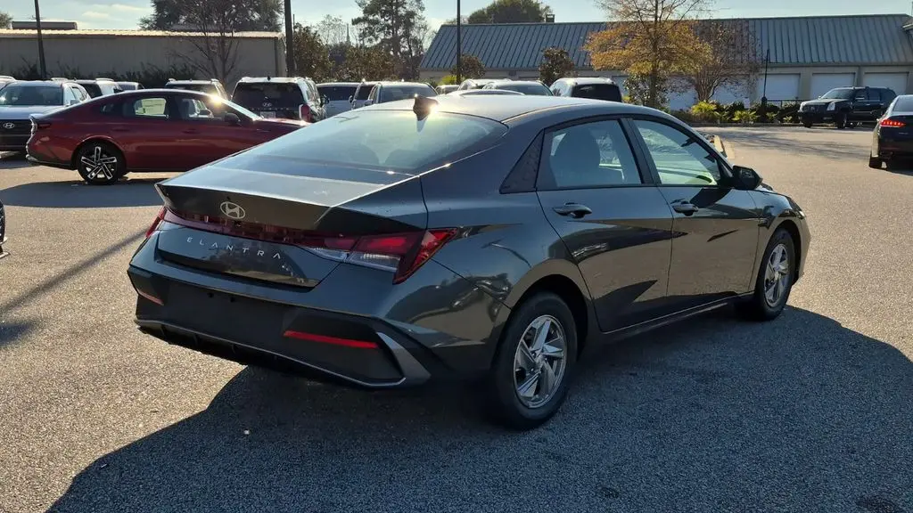 2026 Hyundai ELANTRA SE