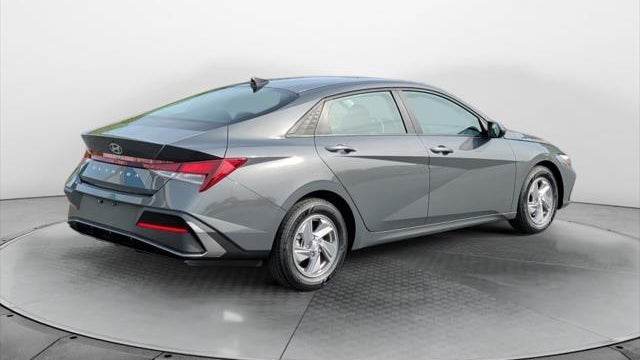 2024 Hyundai ELANTRA SE